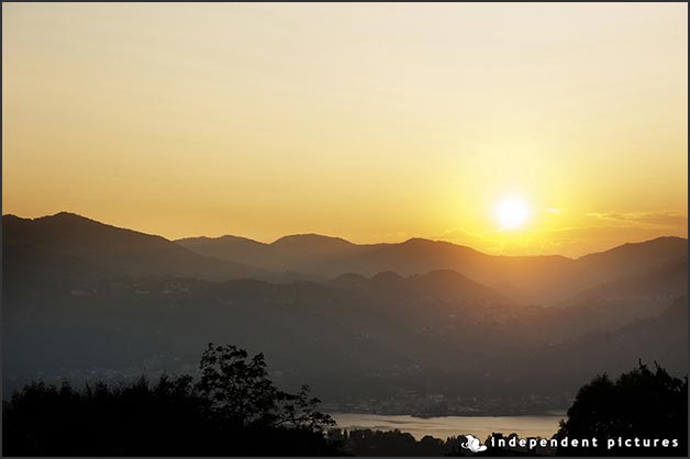 romantic_wedding_overlooking_lake_Orta