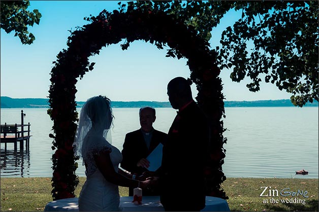 09_intimate-blessing-ceremony-lake-Bracciano-Rome