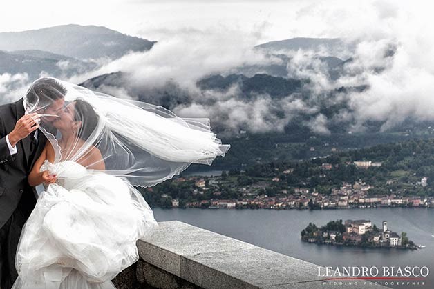 matrimonio-bacio-sposi-lago-orta-santuario-madonna-del-sasso-verbania