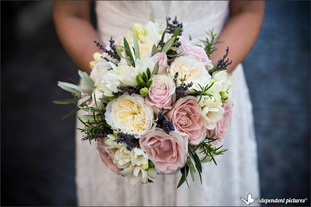 bridal-bouquet-elope-in-stresa-lake-maggiore