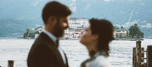 intimate-rock-wedding-lake-orta