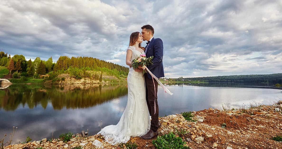 What Wedding Dresses Are the Most Suitable for Lake Weddings?