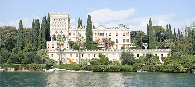 Classy wedding party on Lake Garda