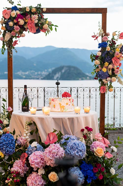 Cutting the cake on Lake Como