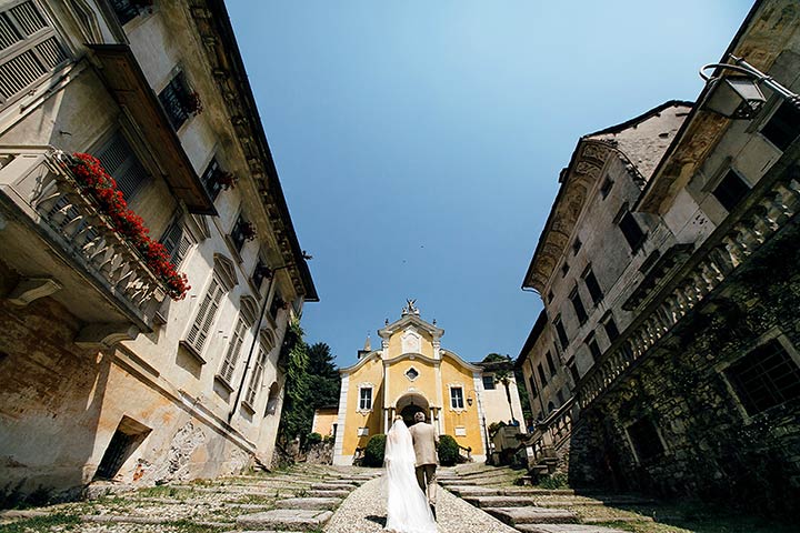Catholic wedding ceremony on Lake Orta: Assunta church in Orta