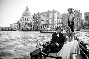 Venice: wedding ceremony on gondola