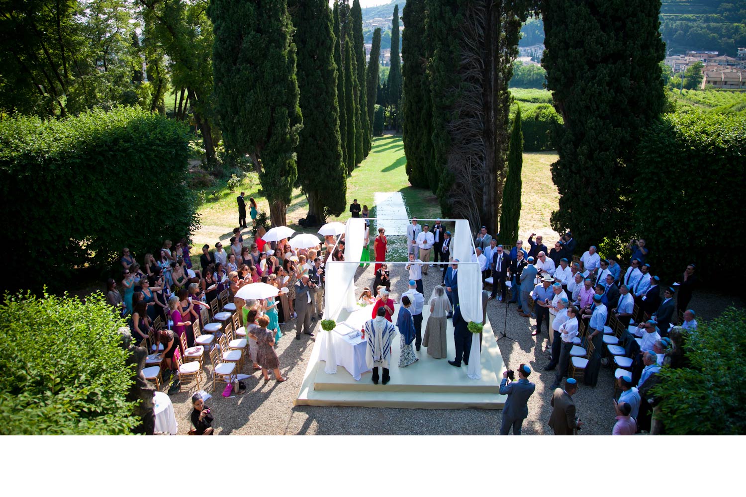 outdoor jewish ceremony in Italy